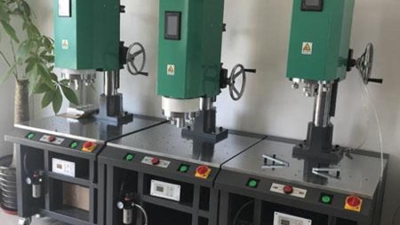 根据焊接工艺和焊接方式，点焊机可以分为以下几种类型：